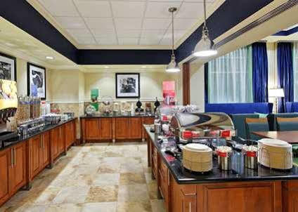 Hampton & Airport At Gateway Village Hotel